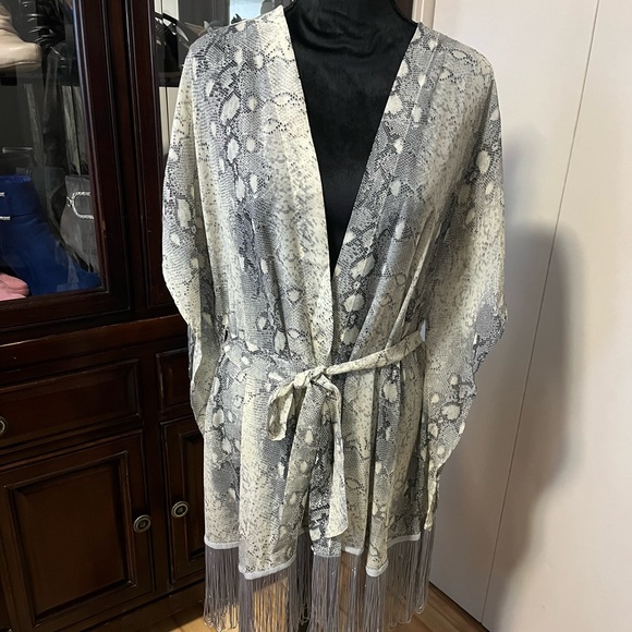 Classy, unique swimsuit coverup. - Picture 2 of 5